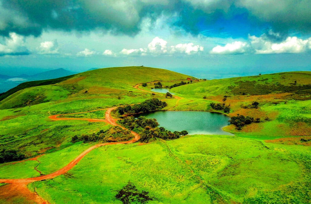  a hill station famous for its coffee estates and scenic treks. The misty mornings, lush valleys, and waterfalls such as Hebbe Falls and Kalhatti Falls provide a rejuvenating monsoon experience.